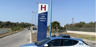 Al culmine di una lite, per antichi rancori familiari, ha impugnato un coltello e ha colpito ripetutamente in più parti del corpo la sorella di 23 anni, che prima aveva tentato di travolgere lei con un’auto e di colpirla con una mazza da baseball: è l’accusa contestata dalla Polizia di Catania a una 47enne che è stata arrestata per lesioni aggravate e denunciata in stato di libertà per porto di armi od oggetti atti a offendere