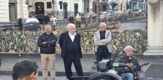 “Non ci interessano le firme di Cuffaro né il soccorso di Cateno De Luca… il numero dei sottoscrittori sarà raggiunto con le nostre forze: Oltre novantamila cittadini hanno firmato fino ad oggi per la nostra lista ‘Pace Terra e Dignità’… novantamila cittadini onesti a cui abbiamo stretto mani, che abbiamo conosciuto ai nostri banchetti per strada”