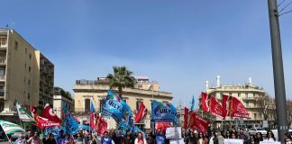 “Pasqua infelice per chi è impegnato nella distribuzione organizzata e ha partecipato allo sciopero nazionale contro Federdistribuzione che si è tenuto anche a Messina in piazza Cairoli, dove decine di lavoratori, che ritengono offensivo l’aumento di 70 euro nel salario, attendono il rinnovo del contratto nazionale addirittura dal dicembre 2019: L’astensione, in media del 60%, ha toccato punte dal 70% al 100%, con la chiusura di alcuni punti vendita nelle diverse aree del Paese… il precedente contratto fu siglato ben 45 mesi dopo quello del TDS Confcommercio, oggi i tempi si stanno allungando a dismisura perché sono passati già 51 mesi dalla scadenza del primo (e al momento ultimo) CCNL sottoscritto dalla citata Associazione datoriale con Filcams Cgil, Fisascat-Cisl e Uiltucs”