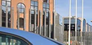 Gli agenti della Polizia di Stato del VIII Distretto Tor Carbone di Roma hanno arrestato un cittadino italiano di 48 anni, gravemente indiziato del reato di atti persecutori: i poliziotti, durante il servizio di controllo del territorio, su disposizione della Sala Operativa, sono intervenuti in una via del quartiere Eur per la segnalazione di un uomo molesto