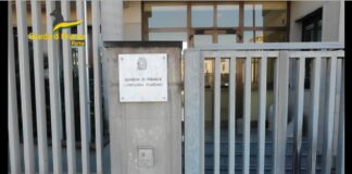 Finanzieri del Comando Provinciale di Roma, congiuntamente a personale della Direzione di Coordinamento Metropolitano dell’I.N.P.S., nelle ore scorse hanno scoperto 288 lavoratori impiegati irregolarmente nello stabilimento di una società di Roma, ubicato a Fiumicino, operante nel commercio all’ingrosso di bevande