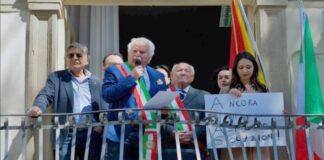 Ieri, 13 aprile 2024, nella Piazza G. Sofia, a Novara di Sicilia, si è svolta una manifestazione spontanea a sostegno del Sindaco, dott. Girolamo Bertolami, (https://www.facebook.com/100066975879084/posts/pfbid07fPyp5qBBCqrVCmXrVVpeEMZV38 7wpNov43F5oHPyNZgtGXM9cbwj8fCtFfz5hw2l/), impegnato dall’11 aprile 2024 nello sciopero della fame per manifestare contro l’inerzia relativa ai lavori della S.S. 185 al Km. 31+800 nel territorio di Francavilla di Sicilia