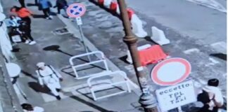 Caos nella notte a San Lorenzo, nel cuore della Capitale: due turiste sono state aggredite e schiaffeggiate da un 27enne del Gabon