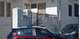 I carabinieri nelle ore scorse hanno arrestato in flagranza di reato un uomo che ha sferrato calci e pugni alla compagna incinta fino a farle perdere il bambino che portava in grembo: si tratta di un 32enne di Racale (comune della provincia di Lecce), che è ritenuto il responsabile di maltrattamenti in famiglia