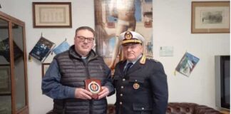 Ieri, presso il Comando del Corpo della Polizia Municipale di Messina, si è svolta una significativa visita ufficiale del Cappellano Don Gianfranco Centorrino: l’incontro è stato organizzato per porgere gli auguri di un proficuo lavoro al nuovo comandante Giovanni Giardina