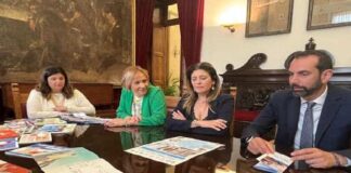 È stata presentata oggi a Palazzo Zanca la mostra itinerante “InBook – Libri per Tutti”, un’iniziativa volta a promuovere l’inclusione sociale attraverso la lettura, resa possibile in modo ecologico e gratuito: la mostra, patrocinata dal Comune di Messina e dalla Messina Social City, è organizzata dall’XI Istituto Comprensivo Paino-Gravitelli, in collaborazione con il Centro Sovrazonale di Comunicazione Aumentativa (CSCA) di Milano e Verdello, e la Rete delle biblioteche