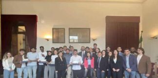 L’Amministrazione comunale con il sindaco Federico Basile, il vicesindaco Salvatore Mondello e l’assessora alle Politiche giovanili Liana Cannata, e l’Azienda Trasporti Messina SpA con il presidente Giuseppe Campagna e la componente il CdA Carla Grillo hanno accolto oggi, mercoledì 15 maggio, nella sala Falcone Borsellino a palazzo Zanca, le squadre partecipanti all’iniziativa Movemuni, tenutasi lo scorso sabato 11 maggio