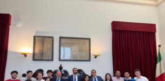 “Movemuni”, una sfida alla scoperta di Messina tra tradizione e mobilità è stata presentata oggi, venerdì 3 maggio a palazzo Zanca, nel corso di una conferenza stampa alla presenza del sindaco Federico Basile, cui hanno preso parte il vicesindaco Salvatore Mondello, l’assessora Liana Cannata, e la componente il Cda di ATM SpA Carla Grillo: all’incontro hanno partecipato il presidente dell’associazione “Crescendo” Luca Famà insieme alla consigliera Monica Morabito, dai quali è nata l’idea dell’iniziativa con la compartecipazione del Comune di Messina in collaborazione con l’Azienda Trasporti Messina SpA