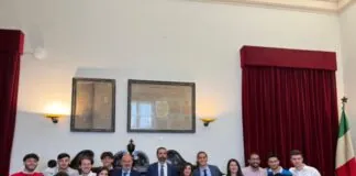 “Movemuni”, una sfida alla scoperta di Messina tra tradizione e mobilità è stata presentata oggi, venerdì 3 maggio a palazzo Zanca, nel corso di una conferenza stampa alla presenza del sindaco Federico Basile, cui hanno preso parte il vicesindaco Salvatore Mondello, l’assessora Liana Cannata, e la componente il Cda di ATM SpA Carla Grillo: all’incontro hanno partecipato il presidente dell’associazione “Crescendo” Luca Famà insieme alla consigliera Monica Morabito, dai quali è nata l’idea dell’iniziativa con la compartecipazione del Comune di Messina in collaborazione con l’Azienda Trasporti Messina SpA