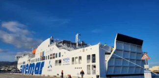 “Il marittimo nostro collaboratore, rimasto coinvolto ieri in un incidente mentre sulla banchina del porto di Santa Marina di Salina assisteva alle operazioni di ormeggio, non ha fortunatamente riportato ferite gravi tanto da esser stato dichiarato guaribile in trenta giorni”