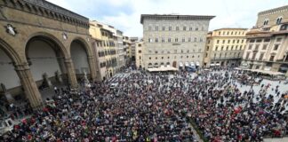 “Sono pronto a togliermi la vita. Sono stanco di tutti i soprusi che ho subito negli anni dalla magistratura: non mi sento tutelato dalla giustizia. Sono stato preso in giro e ho deciso di gettarmi di sotto”