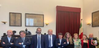 Presentata ieri mattina a Palazzo Zanca la finale di Coppa Italia Serie A di Beach Soccer che si svolgerà dal 27 al 30 giugno nell’Arena Beach Stadium sulla spiaggia di Capo Peloro a Punta Faro: All’incontro con i giornalisti hanno partecipato il sindaco di Messina Federico Basile, l’assessore comunale allo Sport ed ai Grandi eventi Massimo Finocchiaro, il presidente della Federazione Italiana Gioco Calcio Lega Nazionale Dilettanti del Comitato Regionale Sicilia Sandro Morgana, il componente del Dipartimento Beach Soccer Fabio Nicosia, il componente della Consulta Nazionale per la Regione Sicilia Giuseppe Bosco