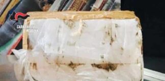 Un involucro in cellophane contenente oltre due chilogrammi di cocaina è stato rinvenuto recentemente a Vulcanello, sull’isola di Vulcano, dai Carabinieri della locale stazione