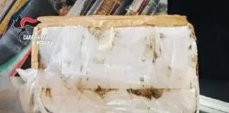 Un involucro in cellophane contenente oltre due chilogrammi di cocaina è stato rinvenuto recentemente a Vulcanello, sull’isola di Vulcano, dai Carabinieri della locale stazione