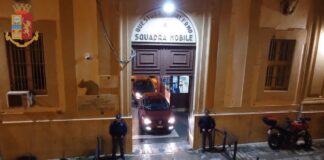 Gli agenti della squadra mobile e dello Sco hanno eseguito un’ordinanza cautelare del gip di Palermo nei confronti di 26 indagati, 21 in carcere e 5 ai domiciliari accusati a vario titolo, di associazione finalizzata al traffico di sostanze stupefacenti, aggravata dal metodo mafioso, e spaccio di droga