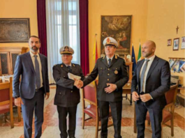 Oggi, a Palazzo Zanca, alla presenza del sindaco Federico Basile e del direttore generale Salvo Puccio, si è tenuto un significativo evento: il passaggio di consegne al vertice del Corpo di Polizia Municipale di Messina. In questa cerimonia, il Comandante uscente, Maurizio Cannavò, ha passato il testimone al nuovo capo, Giovanni Giardina