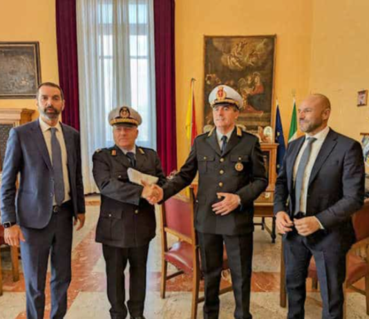 Oggi, a Palazzo Zanca, alla presenza del sindaco Federico Basile e del direttore generale Salvo Puccio, si è tenuto un significativo evento: il passaggio di consegne al vertice del Corpo di Polizia Municipale di Messina. In questa cerimonia, il Comandante uscente, Maurizio Cannavò, ha passato il testimone al nuovo capo, Giovanni Giardina