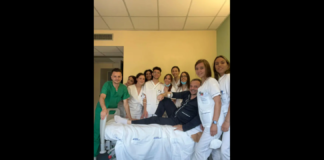 “Svegliaaaaa si esce: Stamattina mi hanno fatto una simpatica imboscata buona parte del personale sanitario e studenti tirocinanti che mi hanno seguito in questi in giorni di degenza per la polmonite acuta che ha rallentato la nostra campagna elettorale per la Libertà”