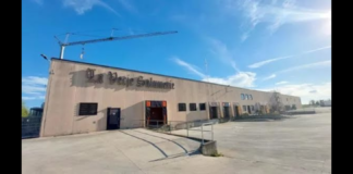 Nel corso della mattinata, nelle province di Milano, Foggia e Barletta-Andria-Trani, i Carabinieri della Compagnia di Latisana (UD), con il supporto dei colleghi delle Compagnie di Abbiategrasso (MI), Cerignola (FG) e Andria (BAT) hanno dato esecuzione a un’ordinanza di custodia cautelare in carcere, emessa dal Gip presso il Tribunale di Udine nei confronti di 7 soggetti ritenuti responsabili dell’ingente furto avvenuto nella notte tra il 1° e il 2 aprile 2023 all’interno di uno stabilimento produttivo/commerciale di Rivignano Teor (UD), nel corso del quale erano state asportate più di 1.500 cosce di prosciutto affumicato, del valore di oltre 200.000 euro