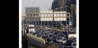Gli agenti della Polizia Locale di Roma nelle ore scorse…, hanno soccorso una sedicenne che ha loro dichiarato di essere stata abbandonata dalla madre sul Grande Raccordo Anulare (GRA) a causa di un’insufficienza in latino, un 5