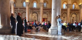 La processione del simulacro della Madonna della Lettera a Messina che Rtp segue in diretta: in serata, alle 22,30, la proiezione sulla facciata del Duomo del videomapping “Fate quello che egli vi dirà” e lo spettacolo pirotecnico dal colle della Caperrina, sul sagrato del santuario di Montalto, mentre in largo San Giacomo i Madonnari di Sicilia realizzeranno un mosaico a tema