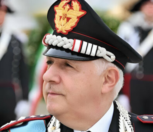 Assegnato anche quest’anno il “Premio Ambiente”: il Comandante Generale dell’Ama dei Carabinieri, Generale di Corpo d’Armata Teo LUZI, ha consegnato ieri, in occasione delle celebrazioni per il 210° Annuale di Fondazione dell’Arma, a militari e Reparti che si sono particolarmente distinti per interventi e iniziative in favore della tutela dell’ambiente e del territorio