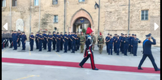 In piazza Parlamento a Palermo si è svolta la cerimonia di celebrazione del 210° anniversario della fondazione dell’arma dei carabinieri: alla presenza delle più alte cariche civili e militari e del comandante della legione carabinieri “Sicilia” generale di divisione Giuseppe Spina, è stato schierato un battaglione di formazione composto dai comandanti delle stazioni carabinieri e dai numerosi assetti operativi e delle unità specializzate presenti in Sicilia, espressione delle varie organizzazioni di cui si compone l’arma, nonché una rappresentanza della locale Associazione nazionale carabinieri