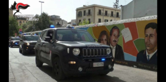 I Carabinieri del Nucleo Operativo della Compagnia di Palermo Piazza Verdi hanno eseguito un’ordinanza di custodia cautelare in carcere, emessa dal Giudice per le Indagini Preliminari del Tribunale di Palermo, su richiesta della Procura della Repubblica, nei confronti di un 27enne palermitano accusato del tentato omicidio di un vicino di casa