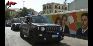 I Carabinieri del Nucleo Operativo della Compagnia di Palermo Piazza Verdi hanno eseguito un’ordinanza di custodia cautelare in carcere, emessa dal Giudice per le Indagini Preliminari del Tribunale di Palermo, su richiesta della Procura della Repubblica, nei confronti di un 27enne palermitano accusato del tentato omicidio di un vicino di casa