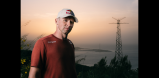 Red Bull, da sempre al fianco di atleti straordinari capaci di realizzare e progettare imprese che trascendono l’immaginabile, si prepara a scrivere un nuovo capitolo leggendario: il prossimo protagonista di questa epica saga sarà Jaan Roose, slackliner estone che tenterà un’impresa incredibile: attraversare lo Stretto di Messina camminando su una fettuccia larga appena 1,9 cm, sospesa ad una vertiginosa altezza di oltre 200 metri sul livello del mare