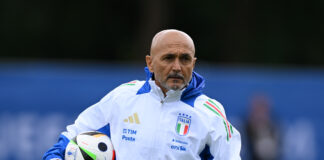 Fare la partita contro un avversario che, per definizione, fa la partita. Nella pancia dello stadio di Gelsenkirchen – dove, entrando, si trova una gigantografia dell’Italia campione d’Europa di tre anni fa – Luciano Spalletti presenta Spagna-Italia ripetendo un concetto che, c’è da immaginarlo, avrà trasmesso alla squadra fin dal rientro negli spogliatoi dopo la vittoria contro l’Albania: se c’è una strada per battere la Spagna, e assicurarsi quindi la qualificazione agli ottavi di EURO 2024, è quella di giocare e non subire