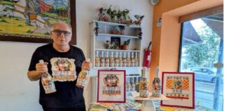 Nel pomeriggio di ieri, presso il ristorante pizzeria “Il Siciliano” di Messina, si è tenuta la conferenza stampa per presentare l’edizione “Sicily” di 958 Santero: protagonisti dell’evento sono stati i Mori e i Pupi siciliani, disegnati dal pittore siciliano Francesco Bavastrelli su commissione della rinomata azienda vitivinicola piemontese… le nuove bottiglie, parte della linea 958 già diffusa in Sicilia, promettono di portare un tocco di sicilianità ai brindisi e alle celebrazioni dell’isola