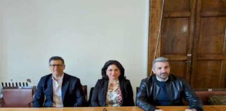 Antonella Russo, Felice Calabrò e Alessandro Russo, componenti del Gruppo consiliare del ‘Partito Democratico’ al Comune di Messina… nelle ore scorse hanno diffuso un documento inviato al sindaco Federico Basile, alla segretaria generale Rossana Carrubba ed al direttore generale Salvo Puccio in merito alla gestione del personale e le assunzioni del 2024, da parte del Municipio peloritano, riguardante in particolar modo l’assunzione del comandante della Polizia municipale Giovanni Giardina e così come quelle di otto funzionari, sei assegnati agli uffici e dicono: “Dopo il 30 aprile, senza l’approvazione del rendiconto 2023 nel termine stabilito, il Comune come ha potuto procedere alle assunzioni? Non le poteva fare”