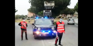 I carabinieri della Compagnia di Torre del Greco, durante le indagini per accettare quanto è accaduto nella periferia di Napoli nel contesto di una relazione tra una ragazza (nata in una famiglia perbene) e un rampollo del clan De Martino (famiglia malavitosa dell’area orientale di Napoli e, in particolare, del quartiere Ponticelli) dopo la nascita di una bimba che ora ha tre anni… hanno accertato il verificarsi di questi eventi… ‘cortei armati per scortare i nonni paterni durante gli incontri con la nipotina e minacce e percosse alla madre anche per piccoli ritardi’