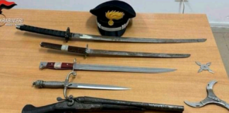 Era un vero e proprio deposito di armi da taglio e da sparo quello ritrovato nelle ore scorse dai membri della Stazione dei Carabinieri di Cataforio nell’abitazione di un 36enne reggino