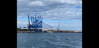 Sarà quasi raddoppiato il potenziale di carico e scarico di container grazie alla riparazione di due grandi gru, cosiddette “a portale” dunque con grande capacità e velocità di spostamento, collocate nel porto di Augusta, considerato dall’Unione Europea terminal “Core” della Rete Transeuropea nell’ambito del corridoio scandinavo – mediterraneo