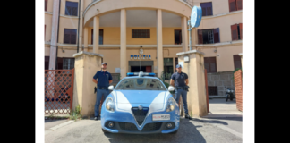 Nel giro di 48 ore la Polizia di Stato di Roma ha rintracciato e sottoposto a fermo di p.g. 2 cittadini romeni, di 35 e 34 anni, presunti autori di una rapina ai danni di un uomo di 85 anni