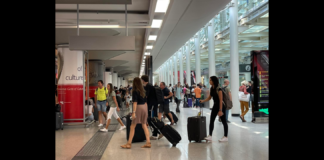 L’eruzione in corso dell’Etna ha portato alla chiusura l’aeroporto di Catania nella giornata di oggi, martedì 23 luglio: alla chiusura dello scalo di Catania seguiranno pesanti disservizi che subiranno i passeggeri… le compagnie aeree stanno avvisando i passeggeri, comunicando loro, la cancellazione o la diversa destinazione in altro scalo, come quello palermitano o trapanese