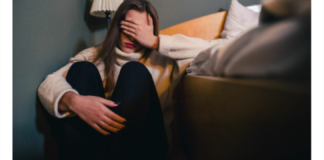 Assiste alla violenza sulla madre da parte del compagno e cerca di salvarla: prima chiama il 118, poi scende per strada e ferma una pattuglia della polizia municipale: l’episodio è successo ad Afragola, nell’area metropolitana di Napoli, dove due agenti di polizia locale sono stati raggiunti da un bambino di dieci anni che chiedeva aiuto per la madre