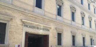 ‘Ottiene di vedere la figlia che vive con l’ex compagna e madre della piccina in una cittadina del Maceratese, ma, nonostante il provvedimento del Tribunale civile stabilisca un incontro a settimana, questi non saranno più garantiti per circa un mese, ad agosto’