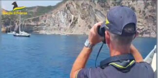 La stagione estiva volge ormai al termine ma resta alta la vigilanza dei Finanzieri del Reparto Operativo Aeronavale di Civitavecchia su tutto il litorale laziale per garantire un presidio di legalità a tutela della sicurezza pubblica in mare: dal mese di giugno u.s., senza soluzione di continuità, sono stati eseguiti molteplici controlli di polizia finalizzati all’assolvimento dei compiti di polizia economico finanziaria e in particolare delle specifiche funzioni di polizia del mare, in base al D.L. n.177 del 19 agosto 2016 e successive modificazioni