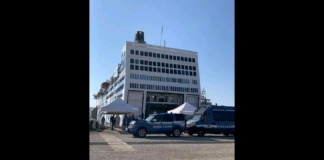 Agenti della Polizia di Stato in servizio alla Squadra Mobile aretusea hanno eseguito un fermo di indiziato di delitto a carico di due cittadini egiziani, rispettivamente di 24 e di 20 anni, per il reato di favoreggiamento dell’immigrazione clandestina: dagli elementi emersi a seguito delle indagini, i due giovani sono accusati di essere gli scafisti di un’imbarcazione, partita dalle coste libiche