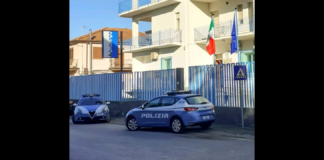 Nei giorni scorsi gli Agenti della Polizia di Stato del Commissariato di P.S. di Taurianova, a conclusione di un’intesa ed immediata attività info-investigativa, hanno individuato un uomo di nazionalità romena che, nei giorni 28, 29 e 30 luglio scorsi, mediante l’utilizzo di un’autovettura a noleggio, aveva compiuto alcuni furti con strappo ai danni di donne nella Piana di Gioia Tauro ed a Vibo Valentia