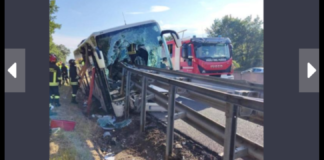 Un grave incidente si è verificato sull’autostrada A1 in provincia di Arezzo, coinvolgendo un pullman di turisti cinesi: il mezzo, in direzione Firenze, ha perso il controllo tra Monte San Savino e Arezzo, impattando contro un guardrail