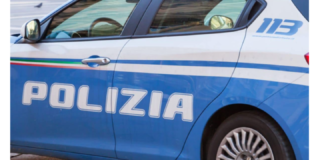 Scortata da personale del Servizio per la Cooperazione Internazionale di Polizia – S.I.Re.N.E., la scorsa settimana è giunta presso lo scalo aereo Ciampino di Roma la cittadina romena che il 9 agosto del 2022, fuggendo all’estero, si era sottratta all’esecuzione dell’arresto con custodia cautelare in carcere emesso dal G.I.P. del Tribunale di Barcellona P.G. nei suoi confronti e di altri tre suoi connazionali