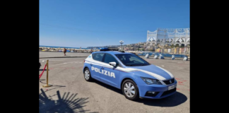 Questa mattina al Mappatella Beach, la spiaggia alla Rotonda Diaz di Napoli, è scattato un blitz contro gli abusivi degli ombrelloni: i militari dell’Arma hanno denunciato cinque persone e sequestrato le attrezzature abusive… i carabinieri della compagnia di Napoli Centro, con la collaborazione di agenti della Polizia Municipale, hanno organizzato un servizio di controllo nell’area e i cinque denunciati sono considerati vicini ad un gruppo criminale dell’area occidentale… sequestrati 20 ombrelloni, 30 tra sedie e sdraio e materiale destinato all’installazione degli ombrelloni