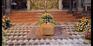 Silenzio, tanto silenzio che sa di sgomento, incredulità, dolore sordo, rotto solo dalle “parole” di una dolcissima e struggente lettera scritta alla sua sorellina Aurora: in Cattedrale a Messina stamattina l’ultimo saluto ad Alberto De Domenico, il ragazzo morto nei giorni scorsi a Vulcano dopo essersi tuffato in piscina