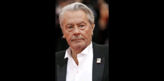Addio al mostro sacro del cinema francese… Alain Delon è morto all’età di 88 anni… ad annunciarlo i suoi tre figli all’Agenzia France Presse: “Alain Fabien, Anouchka, Anthony, oltre che il suo cane Loubo, sono profondamente addolorati nell’annunciare la scomparsa del padre… è morto serenamente nella sua casa a Douchy, circondato dai suoi tre figli e dalla sua famiglia“, si legge nel comunicato stampa