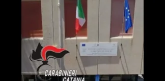 A Mirabella Imbaccari, in provincia di Catania, un uomo di 59 anni, stanco di aspettare una somma di qualche centinaio di euro dal Comune per aver svolto lavori socialmente utili, fingendo di avere con se un bidone pieno di benzina – poi rivelatasi acqua – si è presentato negli uffici comunali ospitati temporaneamente nell’Istituto comprensivo ‘Edmondo de Amicis’ di piazza Aldo Moro minacciando le persone presenti di appiccare il fuoco se non gli fossero stati dai i soldi