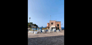 “Cari amici, dopo questa tragedia che ci ha lasciati senza parole, stiamo per aprire con qualche posto e ombrellone in meno: Il vento non molla e continuano le ricerche dei superstiti in mare… ringraziamo tutti voi per la grande solidarietà ricevuta e per l’affetto dimostrato”